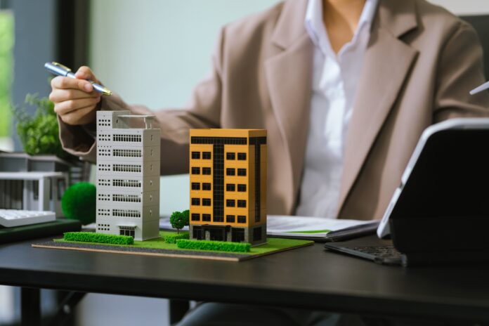 Korteriühistus kodu kindlustamine - rõõmus pere kolimiskastide vahel