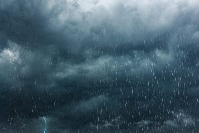 Kodukindlustus ja torm - tumehall pilv koos vihmasajuga