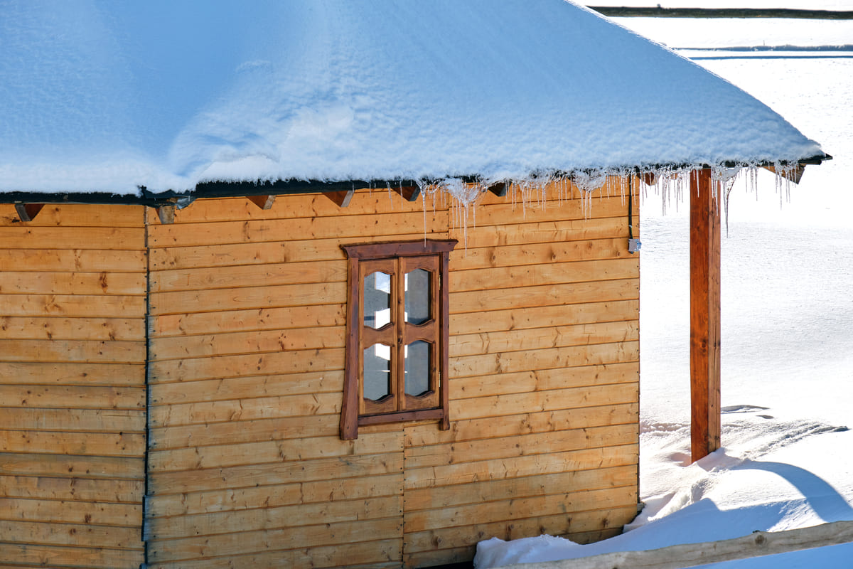 Maakodu kindlustamine - väike lumme uppunud majake