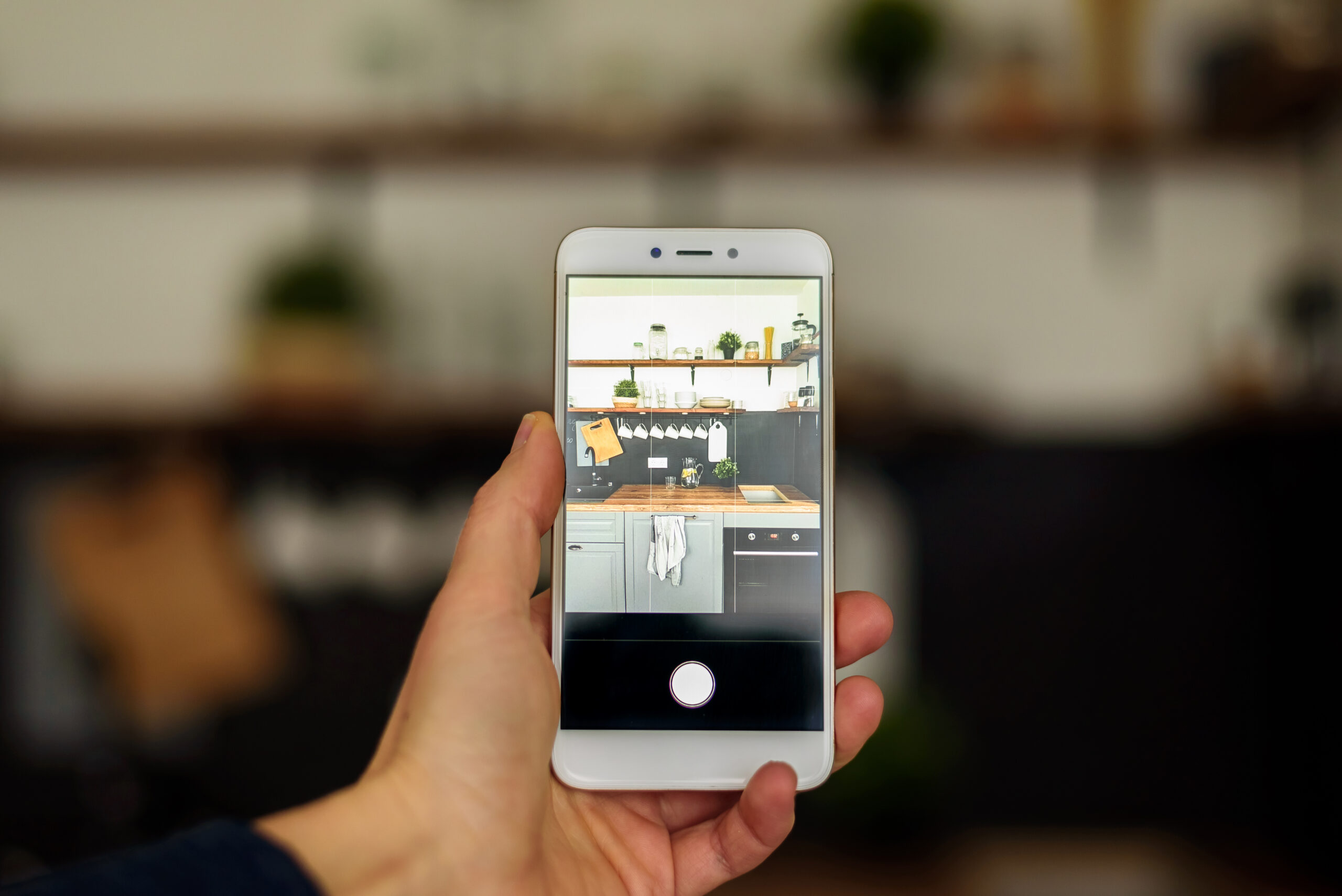 Üürikodu kindlustamine Kodukindlustus üürikodus - telefoniga köögimööbli pildistamine