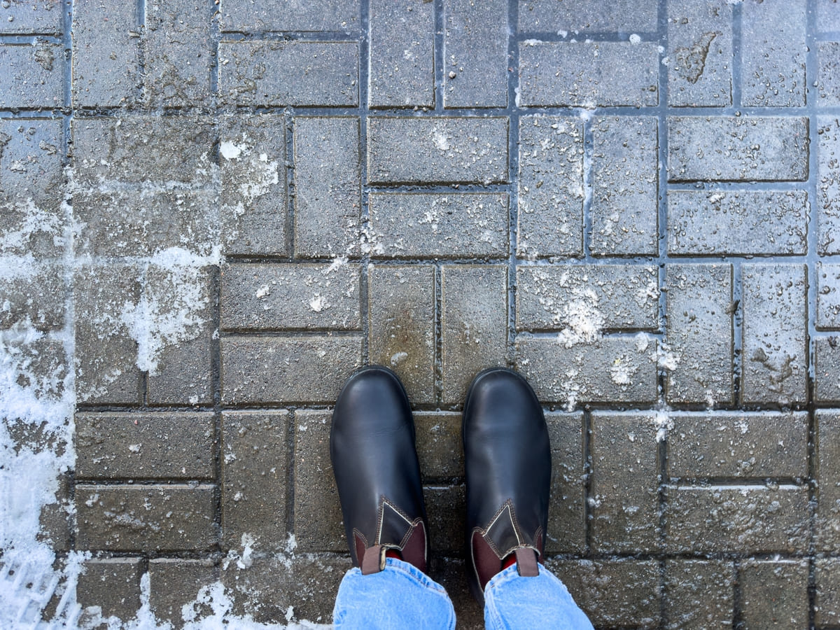 Kodukindlustuse vastutuskindlustus - saabastes jalad jäisel kõnniteel