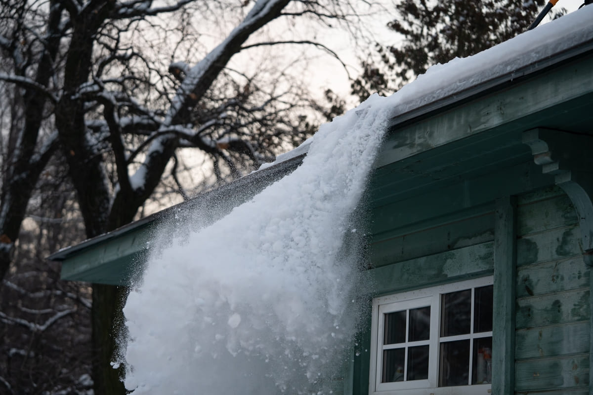 Kodukindlustus ja torm - lumepahvakas katuselt alla kukkumas