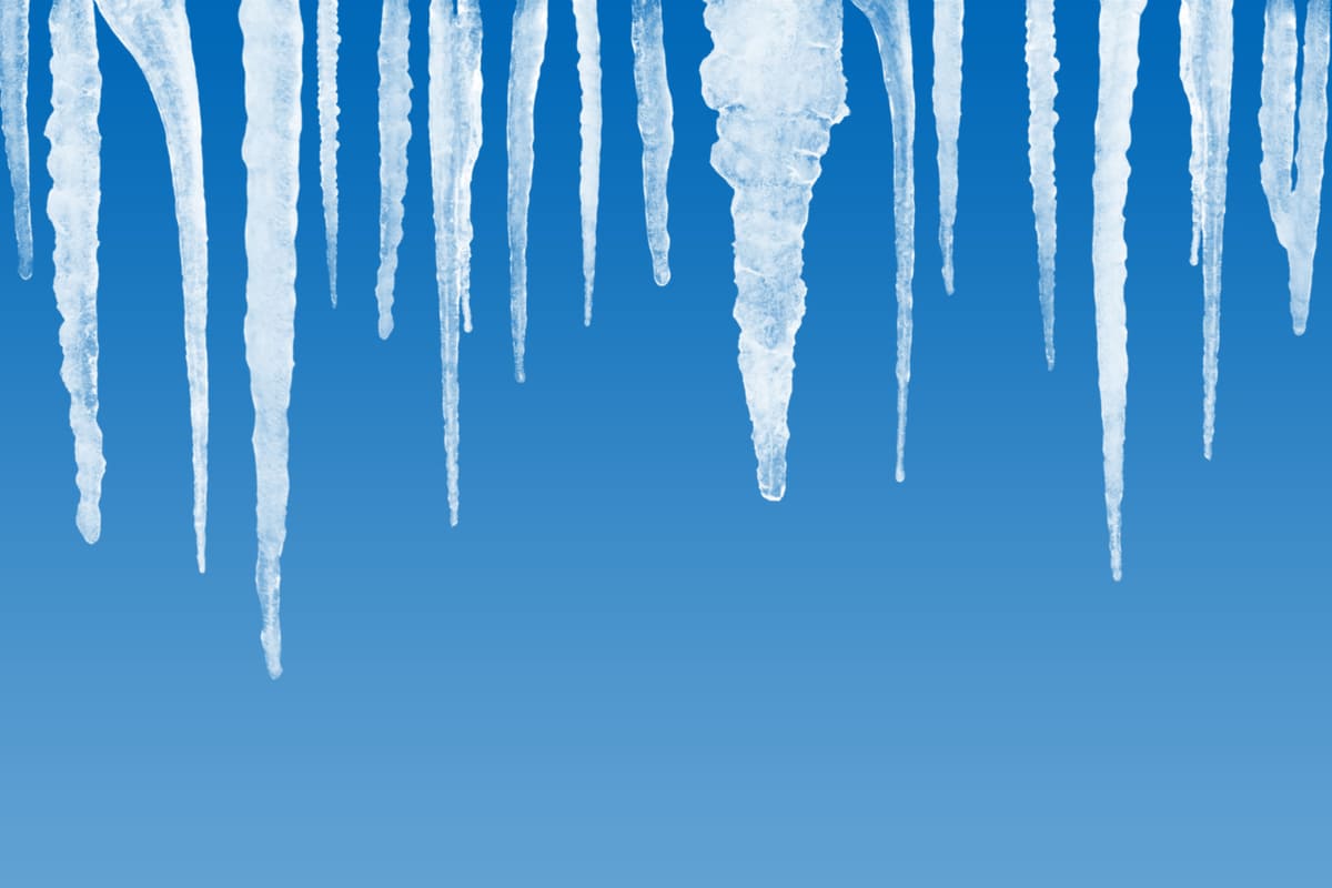 Kodukindlustus ja lumekahju - jääpurikad sinise taeva taustal