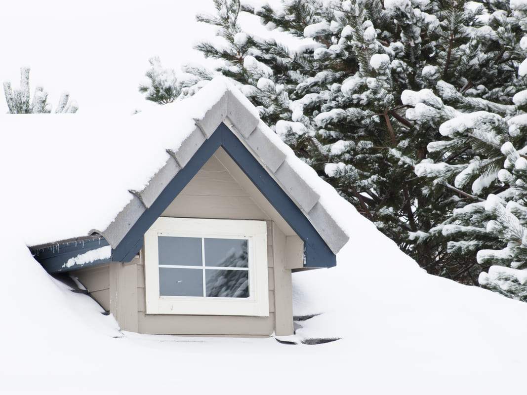 Kodukindlustus ja lumekahju - lumine majakatus kinnise aknaga